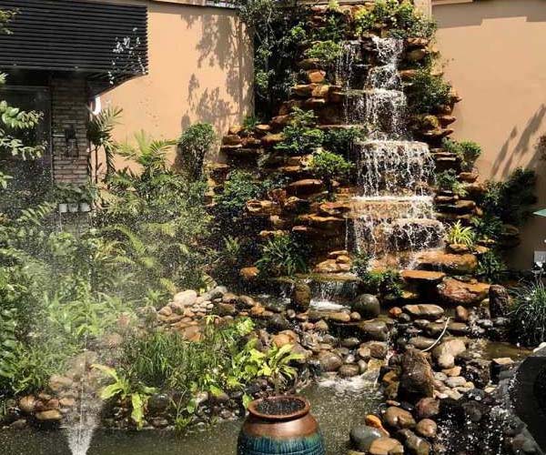 Hòn non bộ thác nước quán cafe